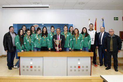 Revilla felicita al Club Voleibol Torrelavega por su triunfo en la Copa de  la Princesa