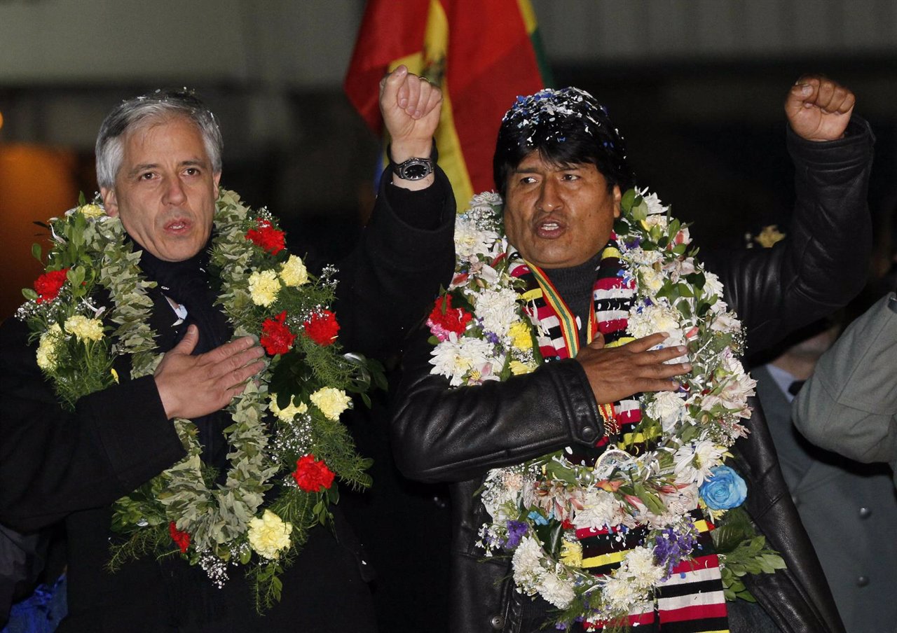 Evo Morales Alvaro Garcia Linera a su llegada a Bolivia