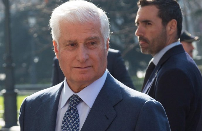 Duque de alba presenta la virgen de granada