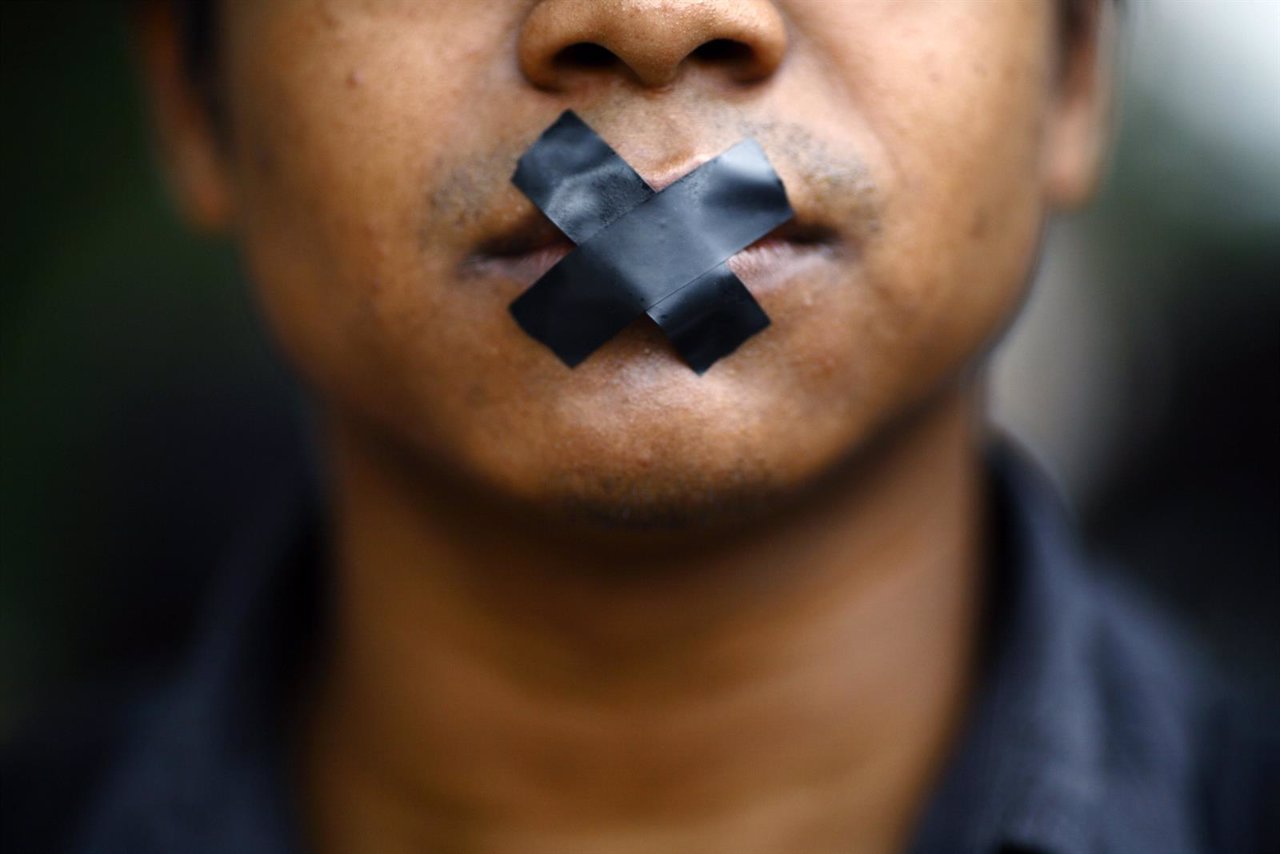 Artista con la boca tapada durante una protesta en Nepal