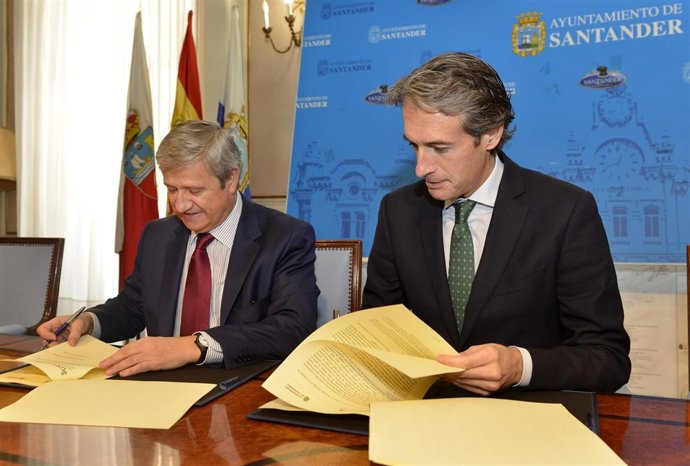 Firma del convenio entre Correos y el Ayuntamiento de Santander