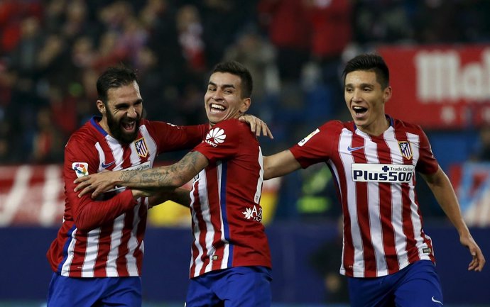 Correa, Gámez y Kranevitter celebran un gol del Atlético 