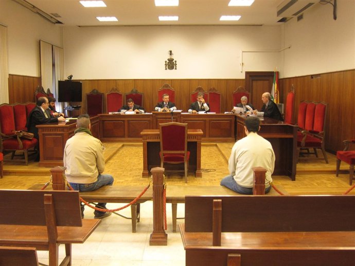 Los dos hermanos en el juicio por el cambio de canal en televisión