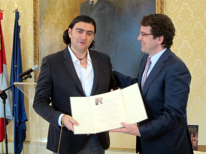 El poeta Antonio Manilla recibe el premio 'Ciudad de Salamanca' 