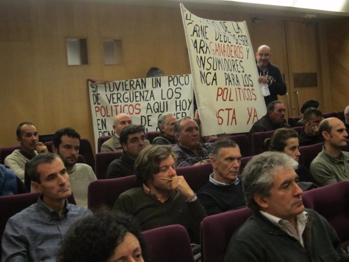 Protesta de Asturias Ganadera en una conferencia en el Easmu
