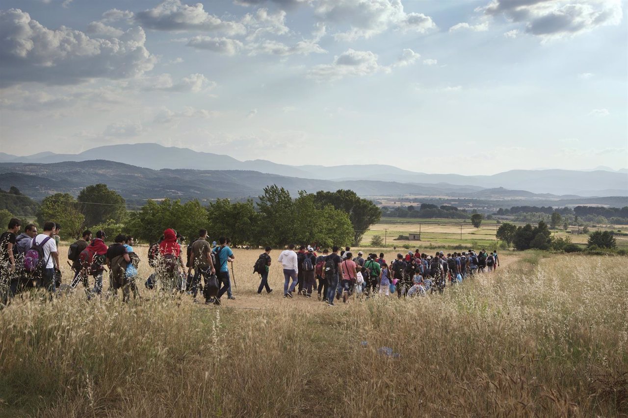 Un grupo de sirios cruzan la frontera entre Grecia y Macedonia