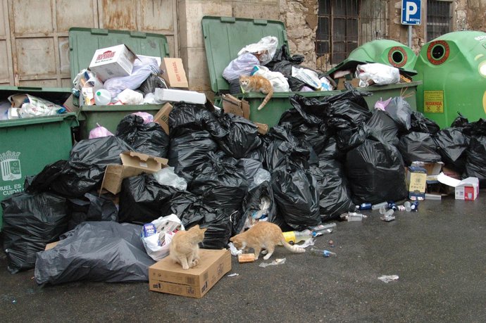 Basura acumulada en una calle de Teruel