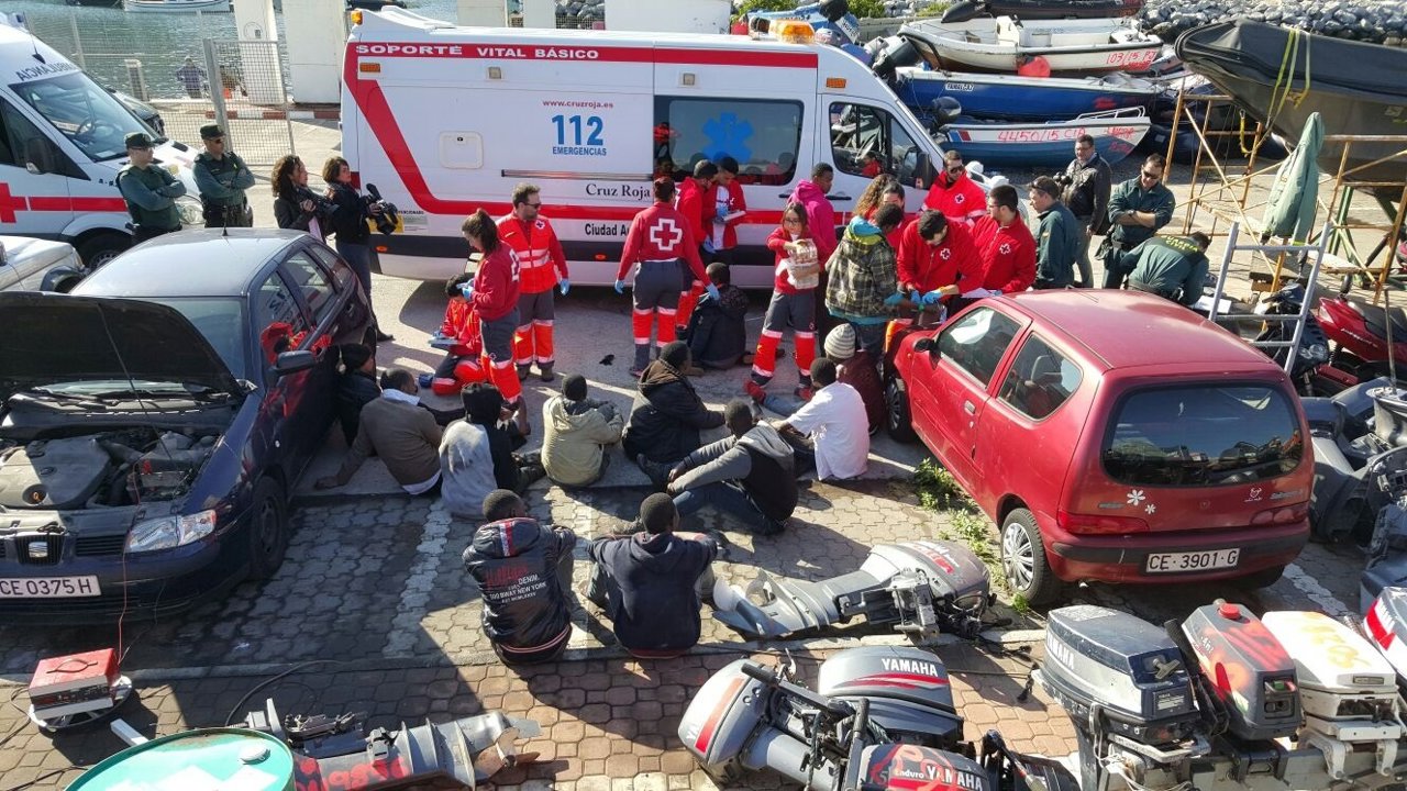 Cruz Roja atiende a inmigrantes llegados a Ceuta