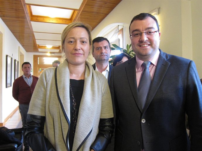 Marta Gastón y Adrián Barbón, tras mantener una reunión hoy en Zaragoza