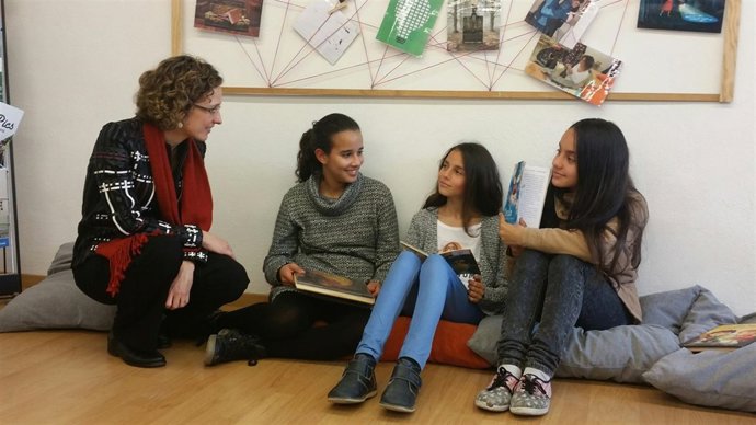 La consellera M.Ruiz, en una visita a una escuela de Reus