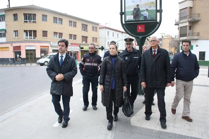 Visita del alcalde de Huesca a la zona de esta rotonda
