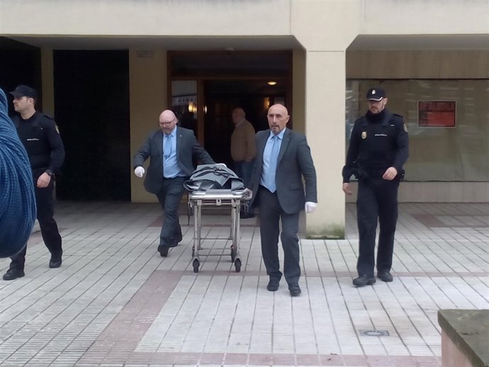 Momento en el que sacan al cuerpo en Avilés