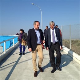 Algar (izda.) asiste a la recepción del Punto Limpio