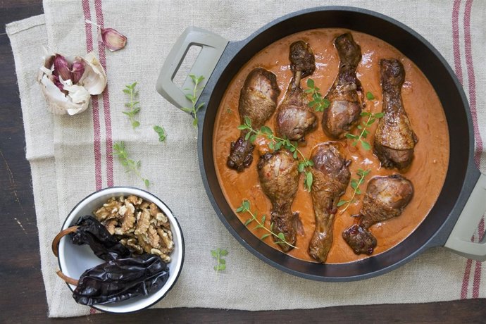 Pollo a la vizcaína con nueces