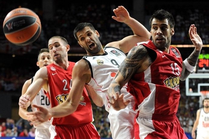 Felipe Reyes y Printezis en el Real Madrid - Olympiacos