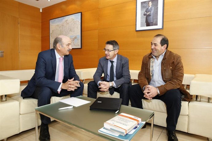 Ell consejero de Obras Públicas y Vivienda con el alcalde de Campoo de Enmedio