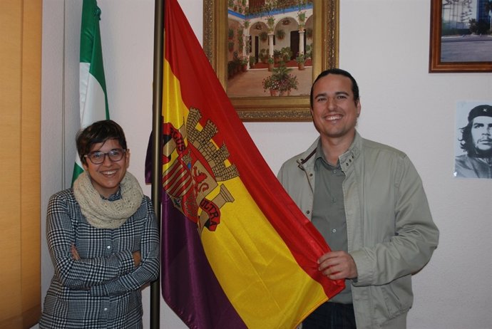 Ediles de IU con la bandera republicana