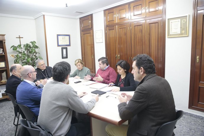 El obispo con responsables de Cáritas