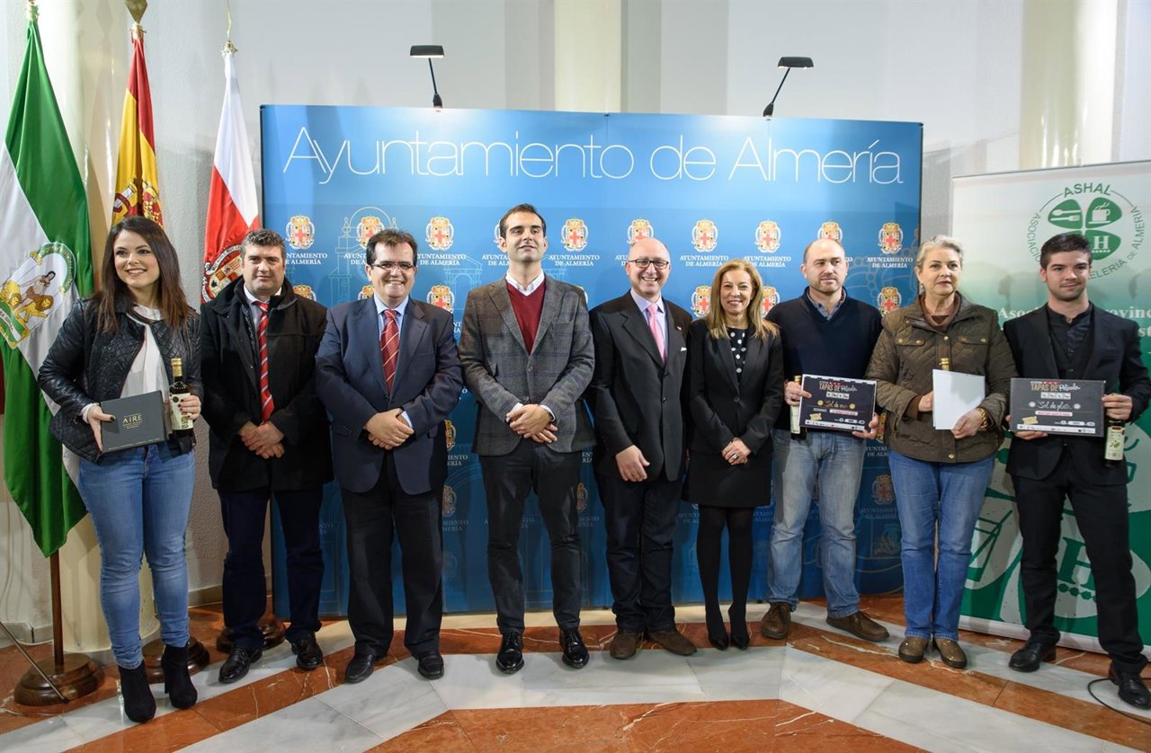 NOTAS AYTO. ALMERÍA (Y2) ALCALDE ENTREGA PREMIOS TAPAS DE PELÍCULA / VISITA ASOC