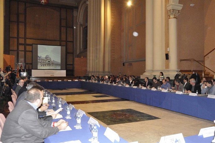 Imagen del acto de firma del comunicado de apoyo al Canfranc.