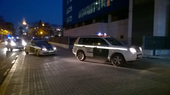 Vehículos de la Guardia Civil entrando en la Ciudad de la Justicia de Valencia