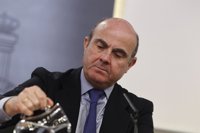 Guindos valora caída del paro, pero avisa de que aún se deben crear 2 millones de empleos