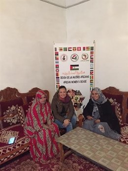 Guijarro (centro) durante su vista en el Sahara