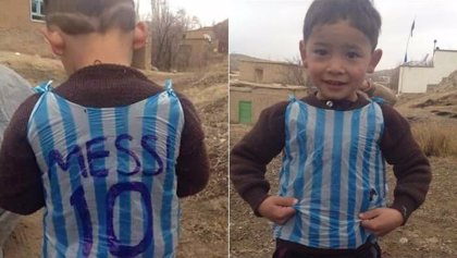 La historia detrás de la foto del niño con la camiseta de Messi hecha de  plástico