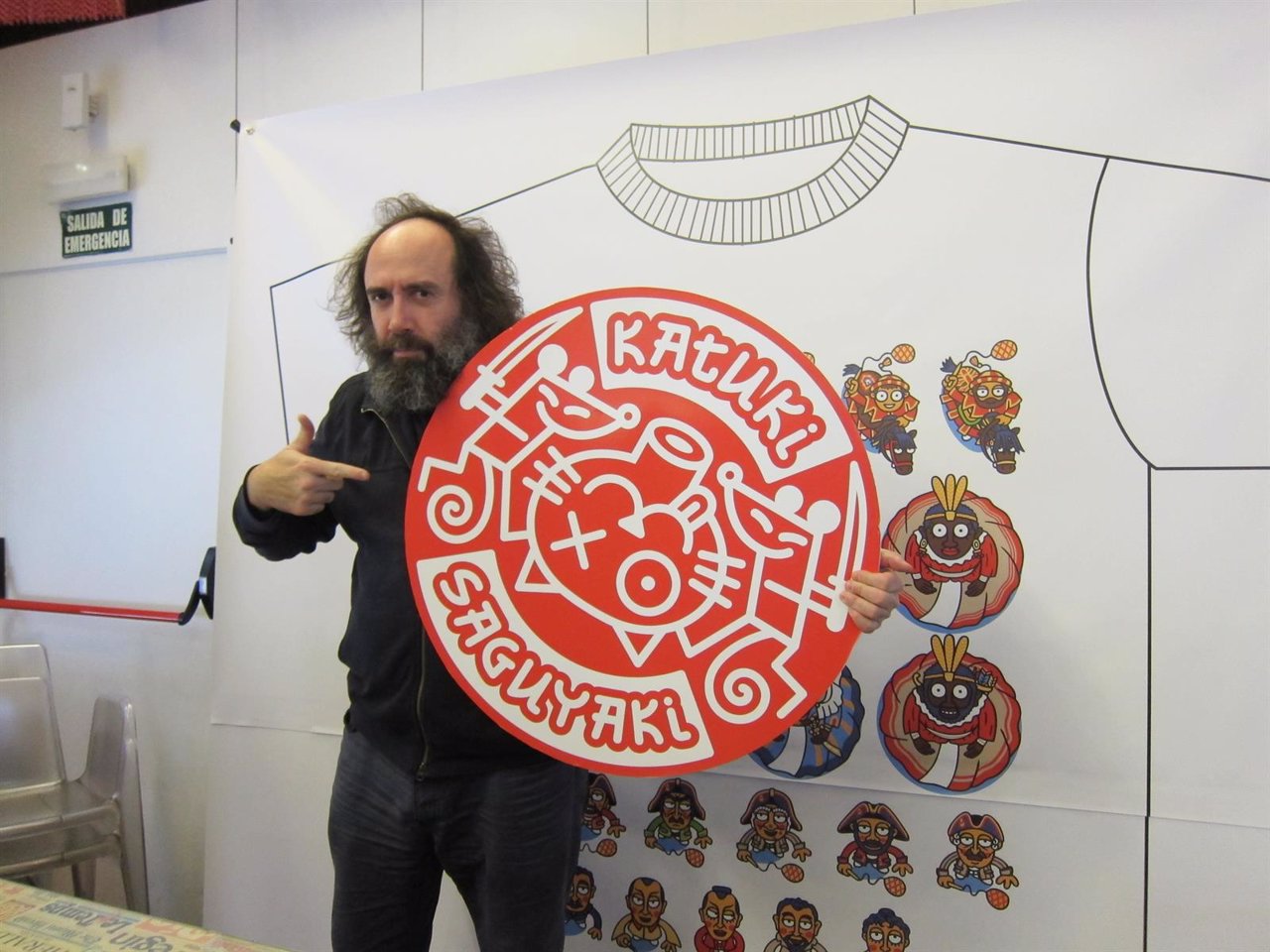 Mikel Urmeneta con el logo de su nueva marca, 'Katuki Saguyaki'