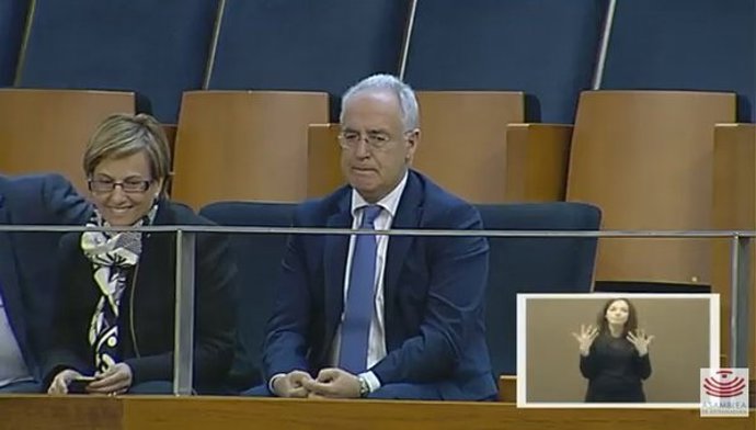 Ceniceros de público en el pleno