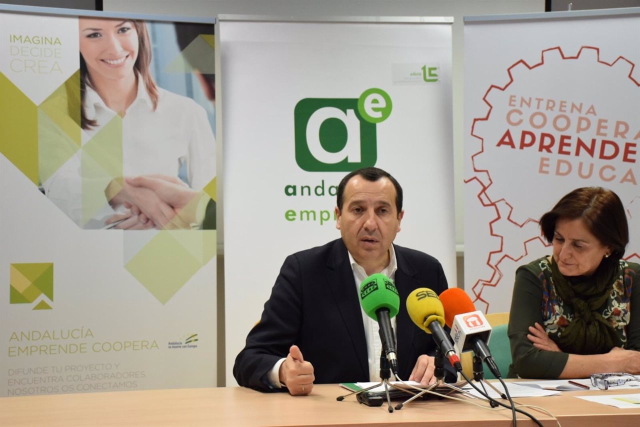 Ruiz Espejo presena los planes de empleo en Antequera
