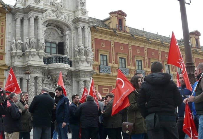 Concentración ante San Telmo.