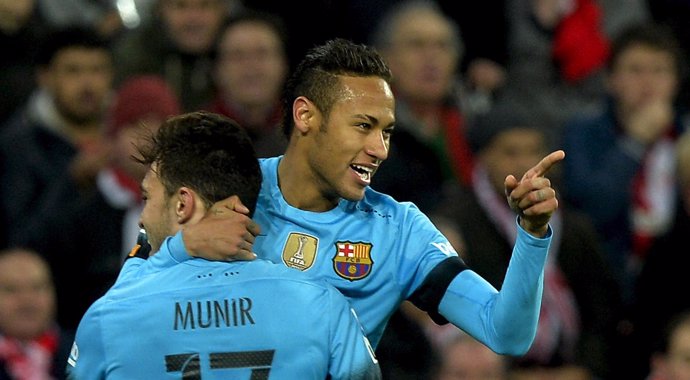 Neymar y Munir se abrazan tras ganar con el Barça en San Mamés