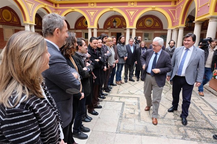 Manuel Jiménez Barrios visita el Ayuntamiento de Huelva. 