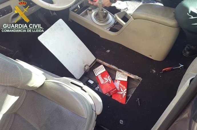 Tabaco de contrabando escondido en el doble fondo de un coche