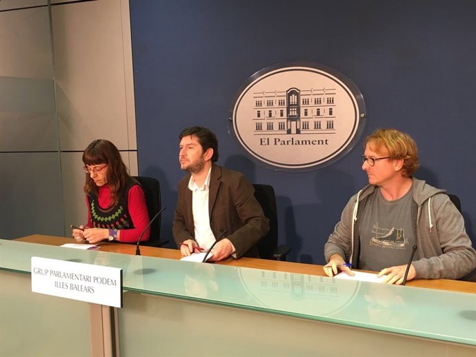 Podemos en rueda de prensa en el Parlament