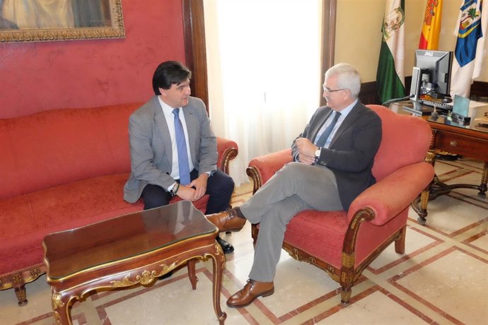 El vicepresidente de la Junta, Manuel Jiménez Barrios, con Gabriel Cruz. 