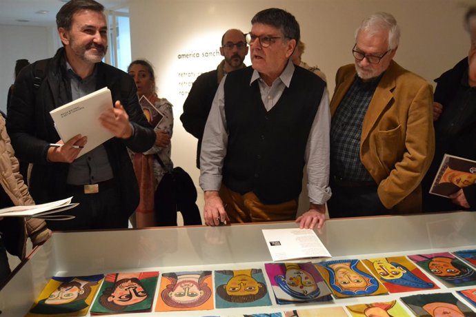 America Sanchez explicando el origen de su creación en la exposición