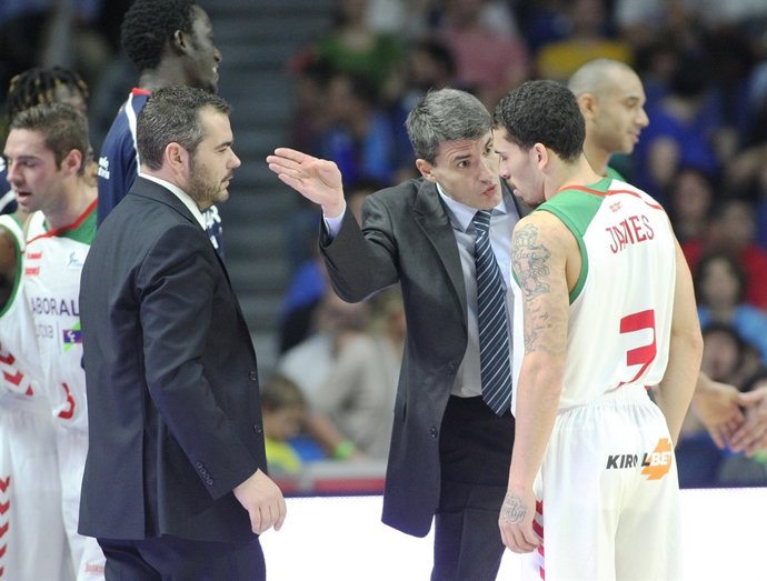 Velimir Perasovic habla con Mike James (Laboral Kutxa Baskonia)