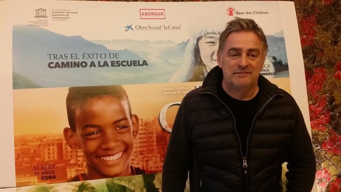 El director francés Pascal Plisson, junto al cartel de 'El Gran Día'