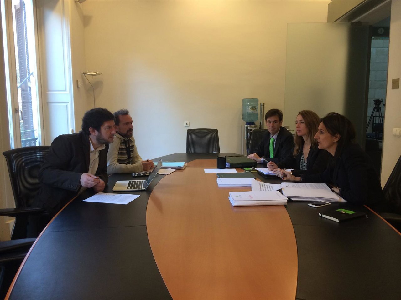 Hoteleros y Podemos reunidos