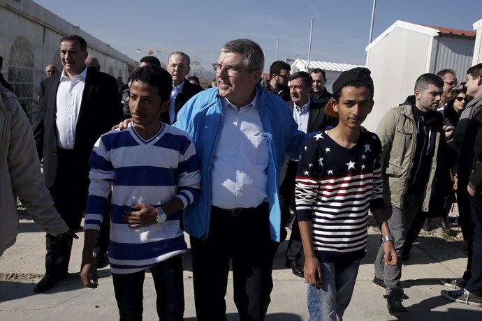 El presidente del COI, Thomas Bach, visita a refugiados en Atenas
