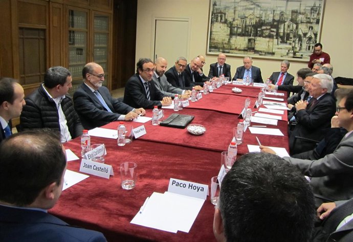 El conseller de Territorio, Josep Rull, con la junta de Cecot, Antoni Abad