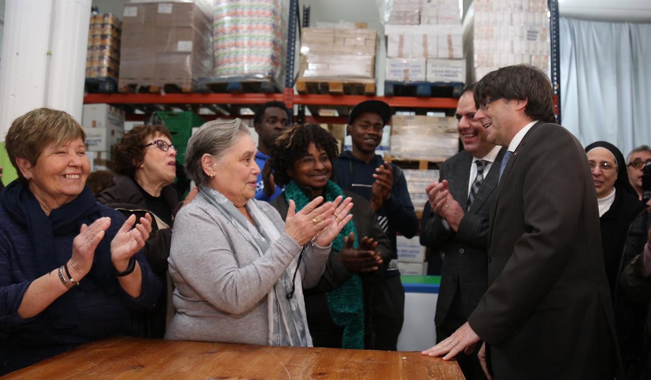 El pte.C.Puigdemont en una visita a la Fundación Rosa Oriol