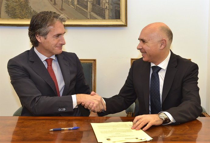 El alcalde de Santander firma un convenio con el presidente del Racing