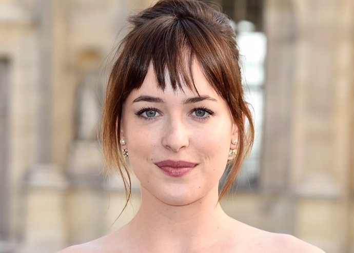  Dakota Johnson Luce Un Flequillo De 10