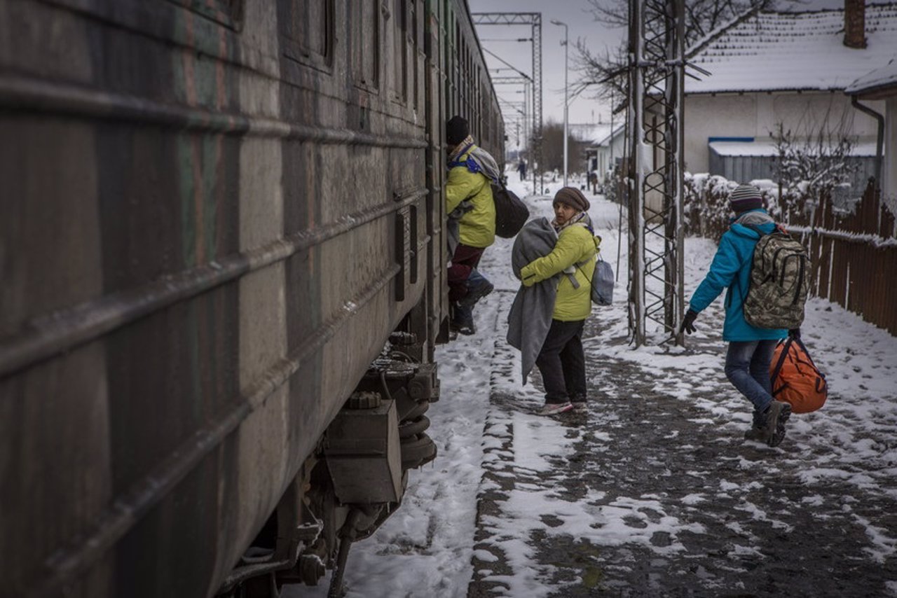 Refugiados sirios con sus hijos en Presevo (Serbia)