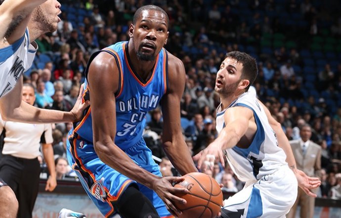 Ricky Rubio (Minnesota Timberwolves) y Kevin Durant (Oklahoma City Thunder)