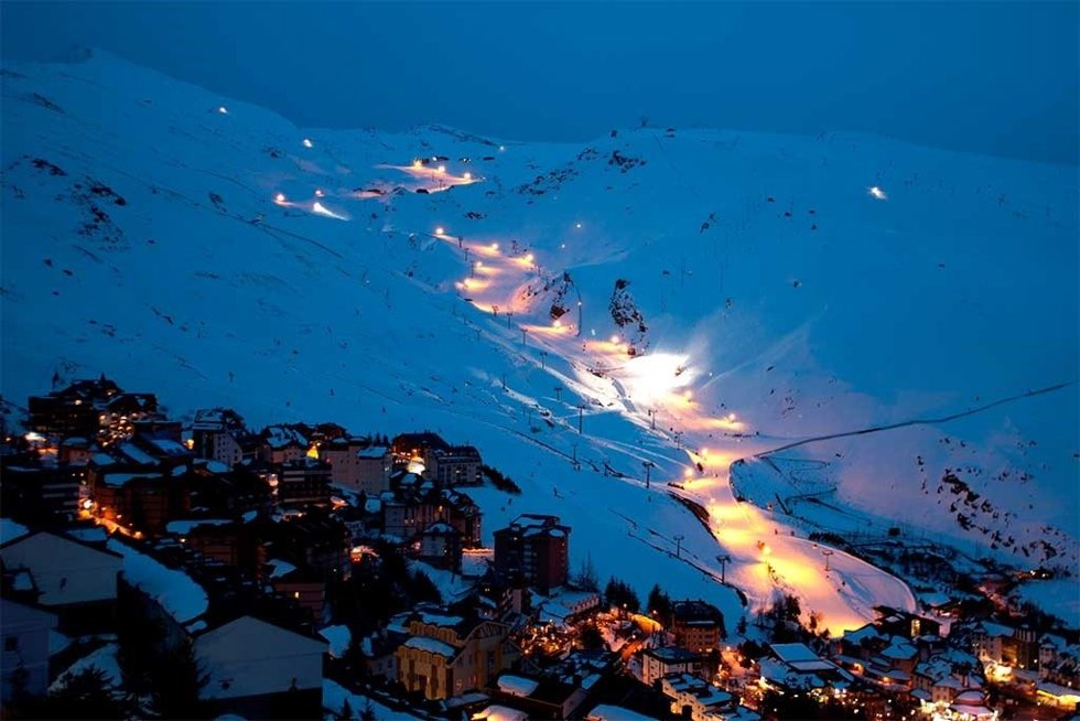Pistas de Sierra Nevada iluminadas para el esquí nocturno