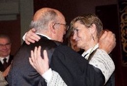 La nueva presidenta del CGAE se abraza a su antecesor